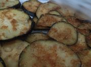 Una foto de chips de berenjena