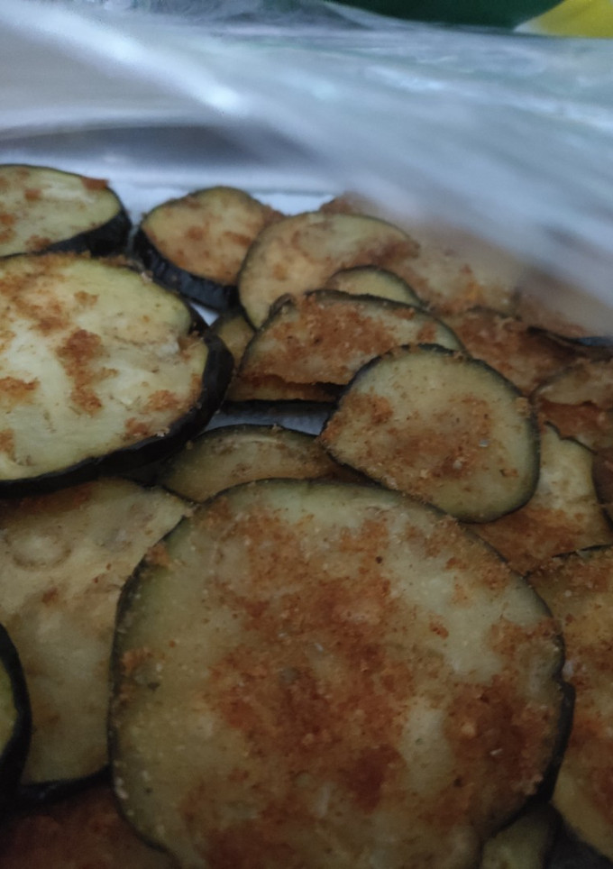 Una foto de Chips de berenjena fritas