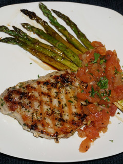 Una foto de MEDALLONES DE LOMO DE CERDO A LA PLANCHA CON SALSA DE TOMATE FRESCA Y ESPÁRRAGOS ASADOS.JON STYLE