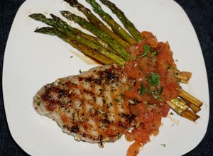 Una foto de MEDALLONES DE LOMO DE CERDO A LA PLANCHA CON SALSA DE TOMATE FRESCA Y ESPÁRRAGOS ASADOS.JON STYLE