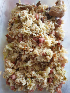 Una foto de Basmati con alcachofas y setas variadas