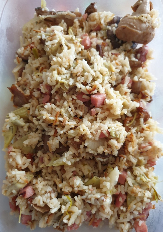 Una foto de Basmati con alcachofas y setas variadas