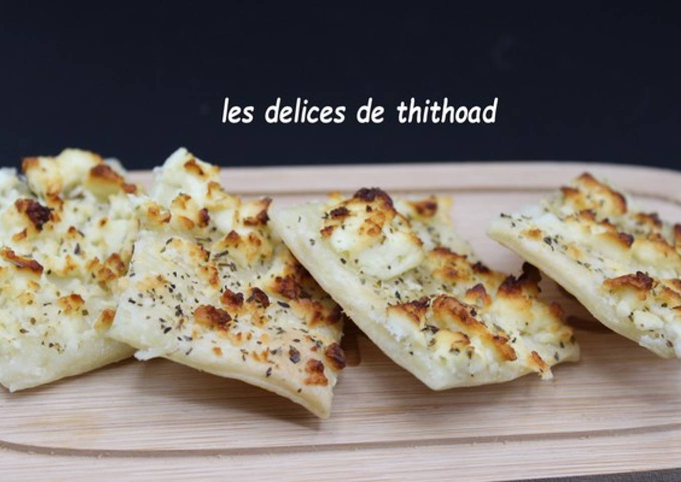 White mini pizza with L'Origan and Fêta