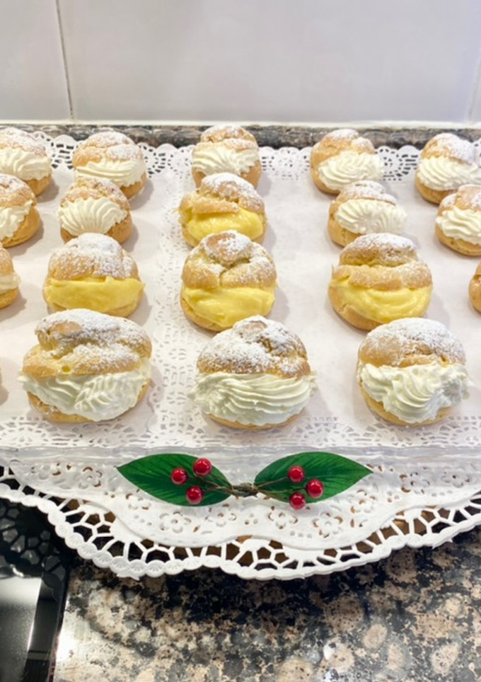 Una foto de Profiteroles “nata y crema”