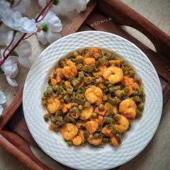 A picture of Onion flower with prawns (chingri diye piyaz koli).