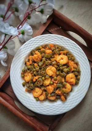 A picture of Onion flower with prawns (chingri diye piyaz koli).