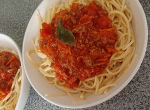 Una foto de Spaghetti con salsa de tomate 🍅