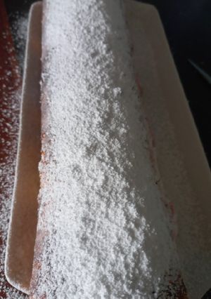 Una foto de Brazo de reina relleno de crema con frutilla
