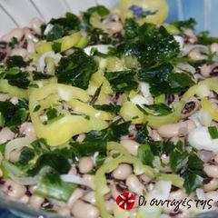 A picture of Salad with black-eyed peas.