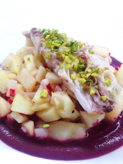 Foto di Sgombro al forno con crema di mirtilli e insalatina di mela verde, sedano e ravanelli