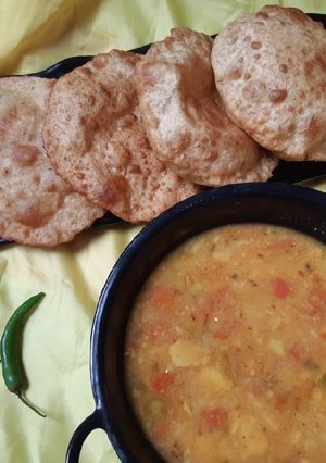 A picture of Bedmi puri and aalo tamater masala wale.