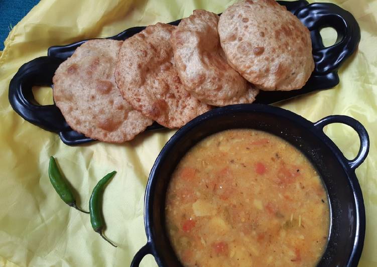 Bedmi puri and aalo tamater masala wale