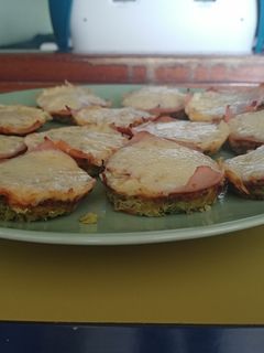 Una foto de Mini pizzas con base de brócoli