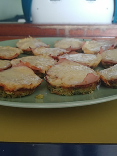 Una foto de Mini pizzas con base de brócoli