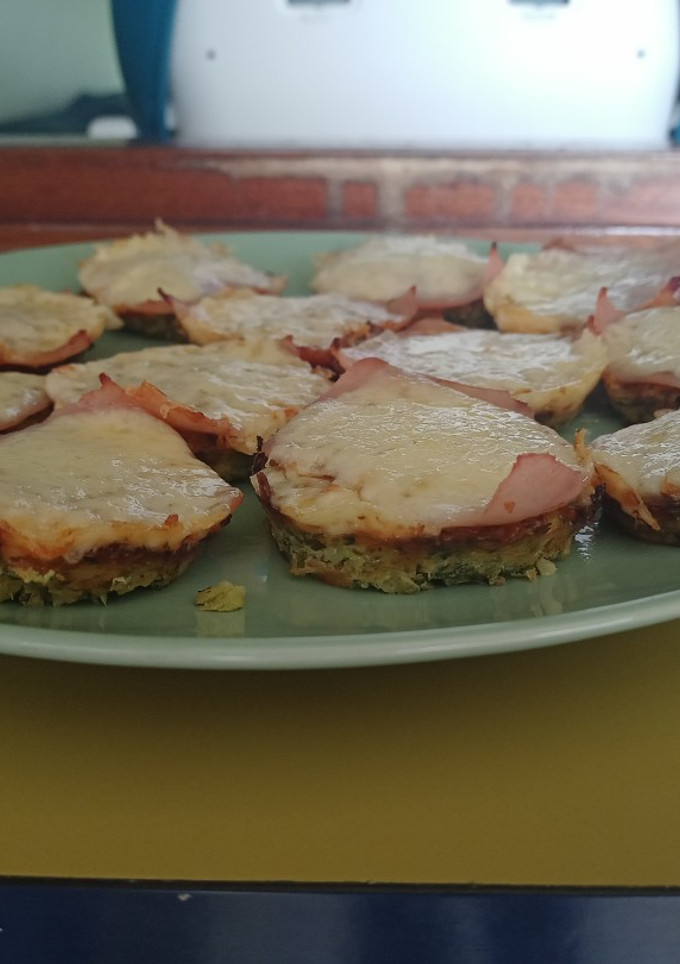 Una foto de Mini pizzas con base de brócoli