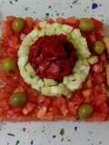 Medias lunas de hojaldre rellenas de queso de cabra con marrón glacé y ensalada