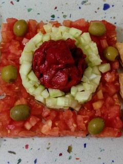 Una foto de Medias lunas de hojaldre rellenas de queso de cabra con marrón glacé y ensalada