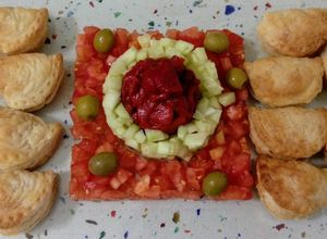 Foto principal de Medias lunas de hojaldre rellenas de queso de cabra con marrón glacé y ensalada