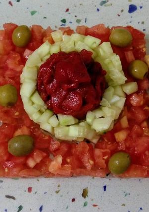 Foto principal de Medias lunas de hojaldre rellenas de queso de cabra con marrón glacé y ensalada