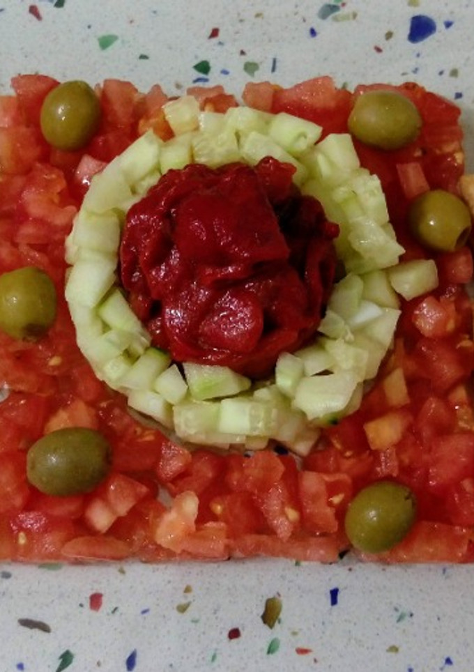 Una foto de Medias lunas de hojaldre rellenas de queso de cabra con marrón glacé y ensalada
