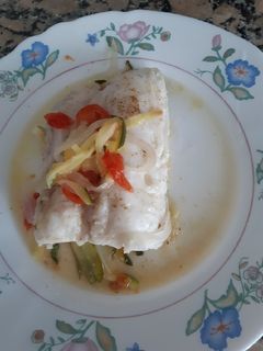 Una foto de Merluza al papillote con verduritas