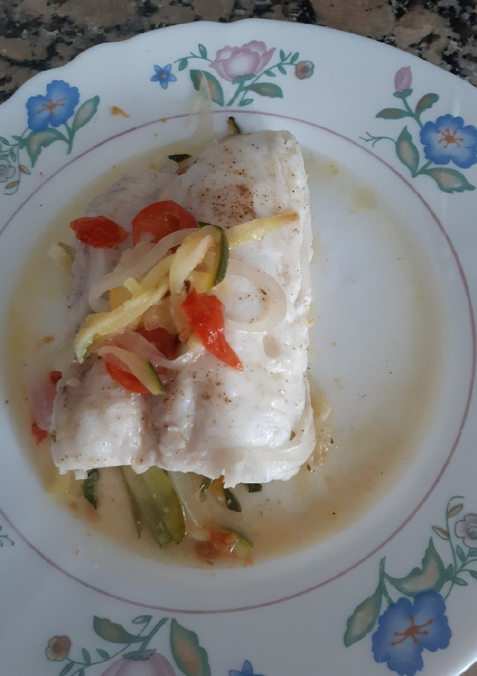 Una foto de Merluza al papillote con verduritas