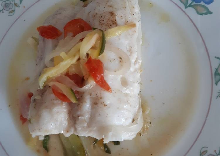 Merluza al papillote con verduritas