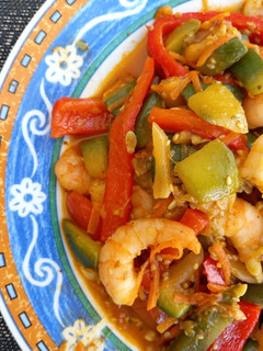 Una foto de Verduras al wok con camarones 🦐