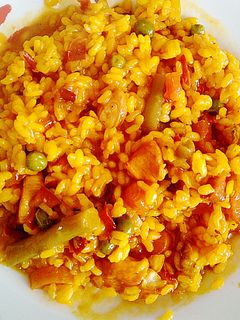 Una foto de Arroz con pollo y verduras 🍚 🥕🌶️🍗