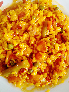 Una foto de Arroz con pollo y verduras 🍚 🥕🌶️🍗