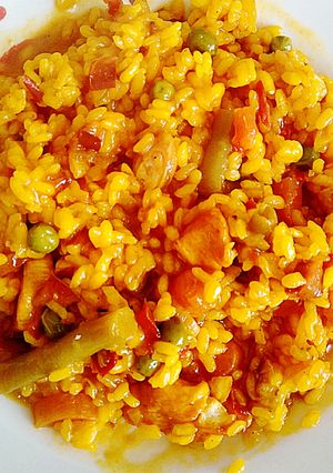 Una foto de Arroz con pollo y verduras 🍚 🥕🌶️🍗