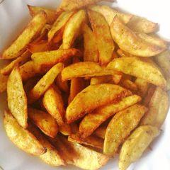 A picture of Baked potato wedges.