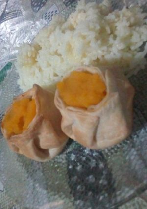 Una foto de Canastitas de calabaza y pollo, con arroz con queso
