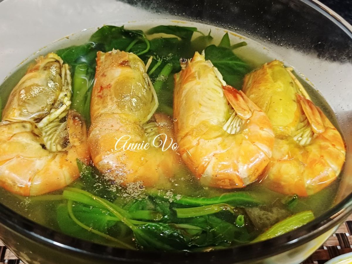 Canh rau muống nấu tôm càng xanh chua cay