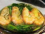Canh rau muống nấu tôm càng xanh chua cay