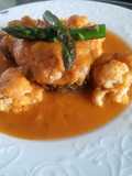 Coliflor con postas de pescado en salsa de tomate, puerro y espárragos
