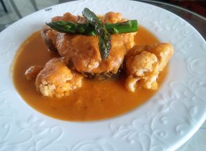 Una foto de Coliflor con postas de pescado en salsa de tomate, puerro y espárragos