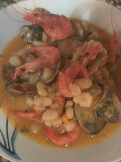 Una foto de Alubias con almejas y gambas