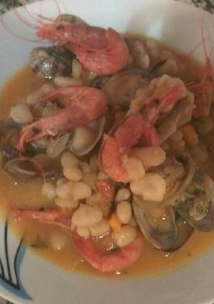 Una foto de Alubias con almejas y gambas
