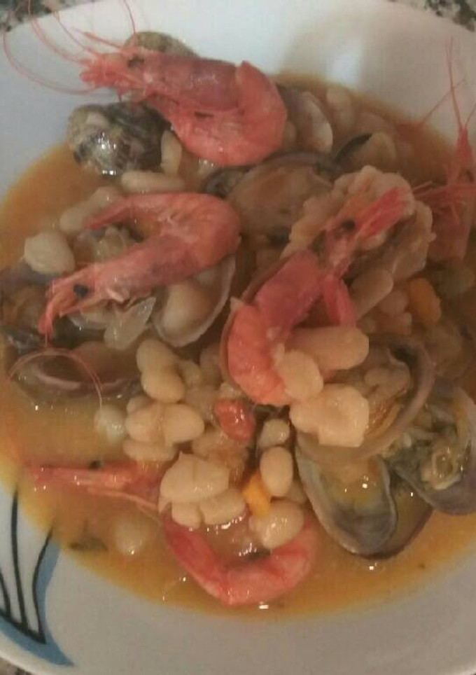 Una foto de Alubias con almejas y gambas