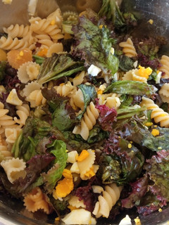 Una foto de Ensalada de pasta y lechuga