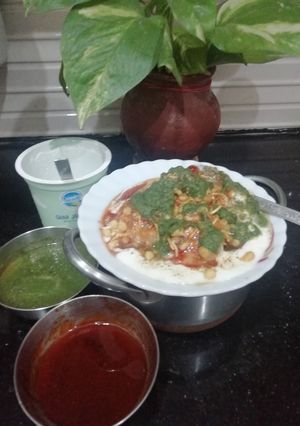A picture of Urad dal ke Dahi Vade.
