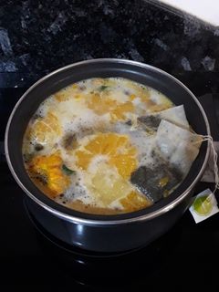 Una foto de Infusión de te verde con flores de caléndula a la naranja