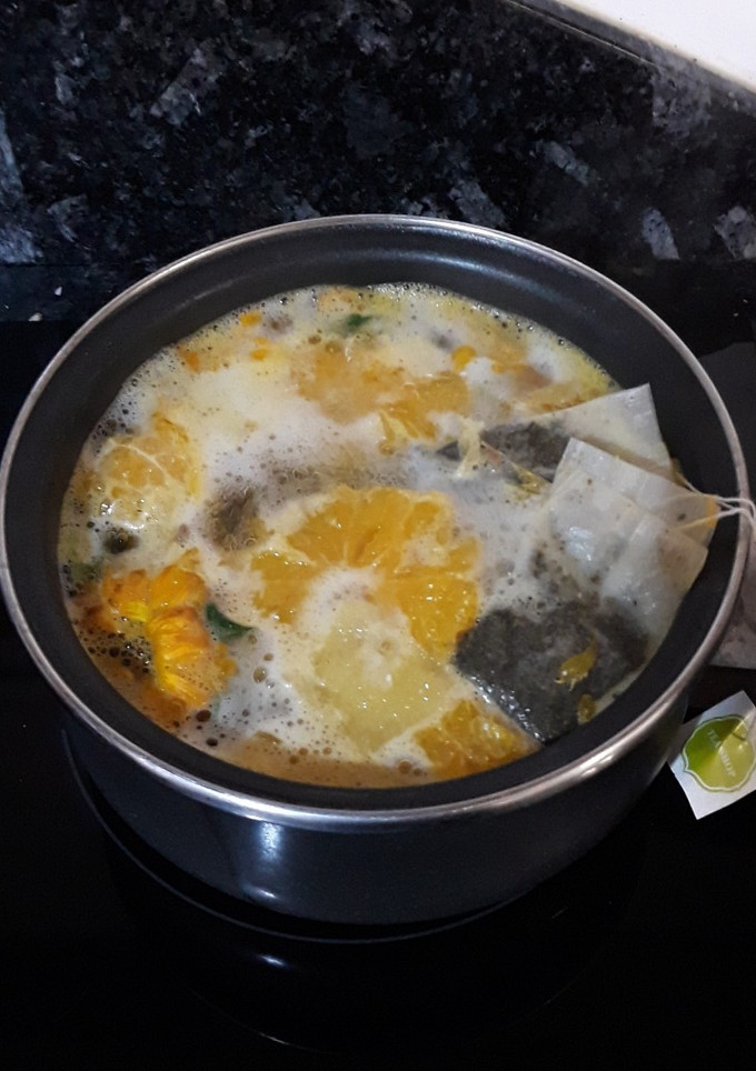 Una foto de Infusión de te verde con flores de caléndula a la naranja
