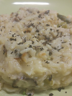 Una foto de Risotto de espárragos, champiñones, setas y....trufa!! 😍