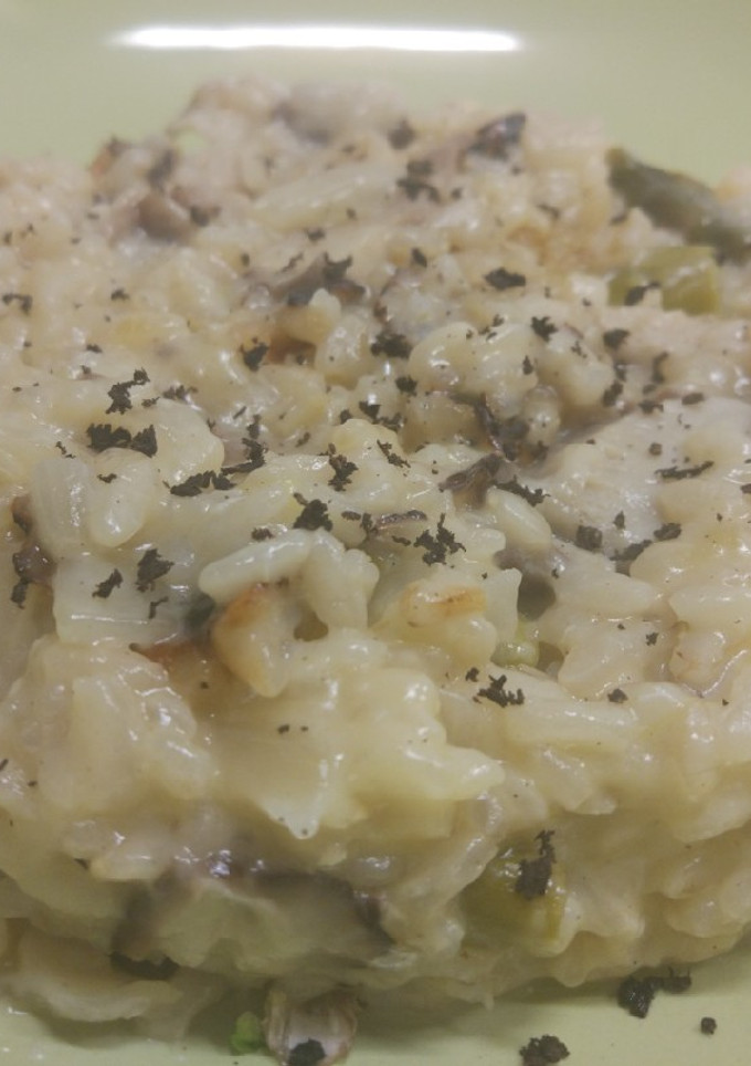 Una foto de Risotto de espárragos, champiñones, setas y....trufa!! 😍