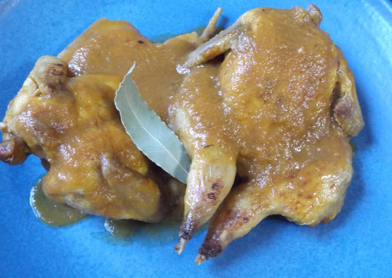 Codornices con salsa de verduras, de salsa de soja y salsa de ostras