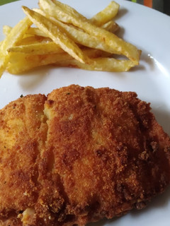 Una foto de Trucha rebozada, rellena de queso, bacon y jamón