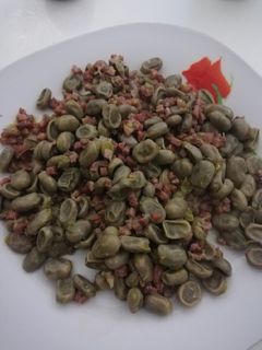 Una foto de Habas baby con jamón y ajitos tiernos