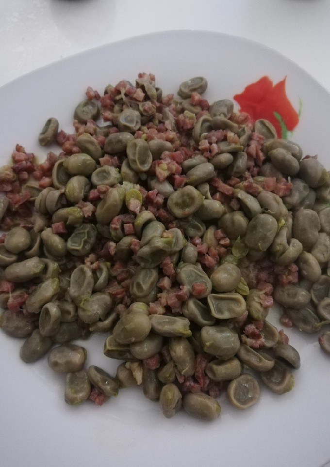 Una foto de Habas baby con jamón y ajitos tiernos